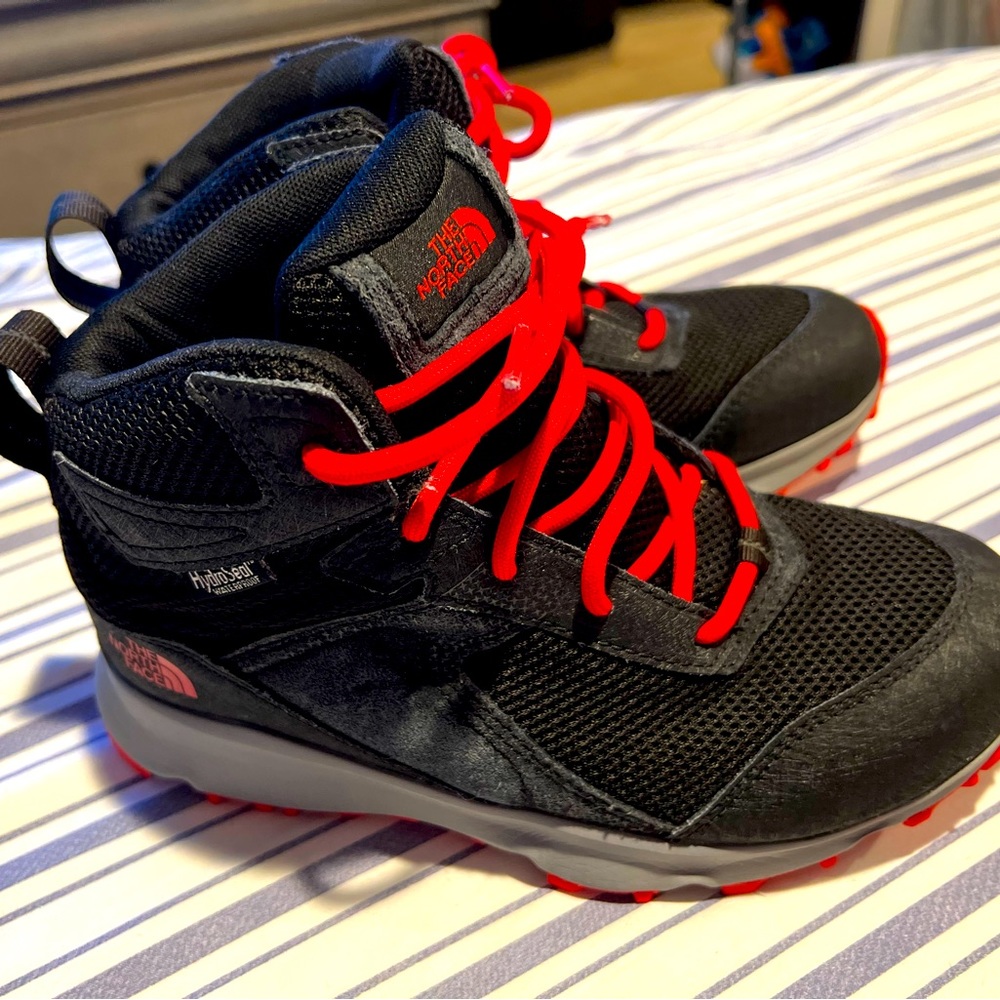 The North Face JR Hedgehog Hiker II WP Mid Waterproof Hiking Boots Size 4 Shoes